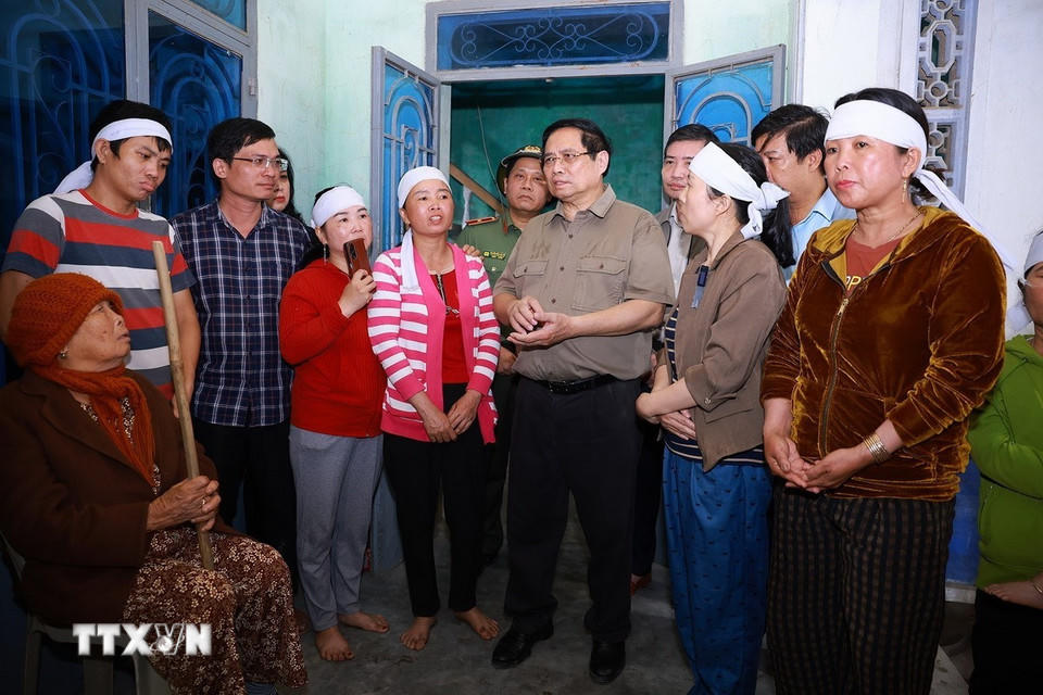 Thủ tướng Phạm Minh Chính thăm, động viên hộ gia đình bị thiệt hại nặng nề do mưa lũ tại thôn Phú Hữu, xã Hòa Thịnh. (Ảnh: Dương Giang/TTXVN)