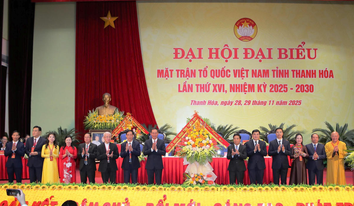 Ông Nguyễn Doãn Anh, Bí thư Tỉnh ủy cùng lãnh đạo tỉnh Thanh Hóa tặng lẵng hoa chúc mừng Đại hội. Ảnh: Nguyễn Chung.