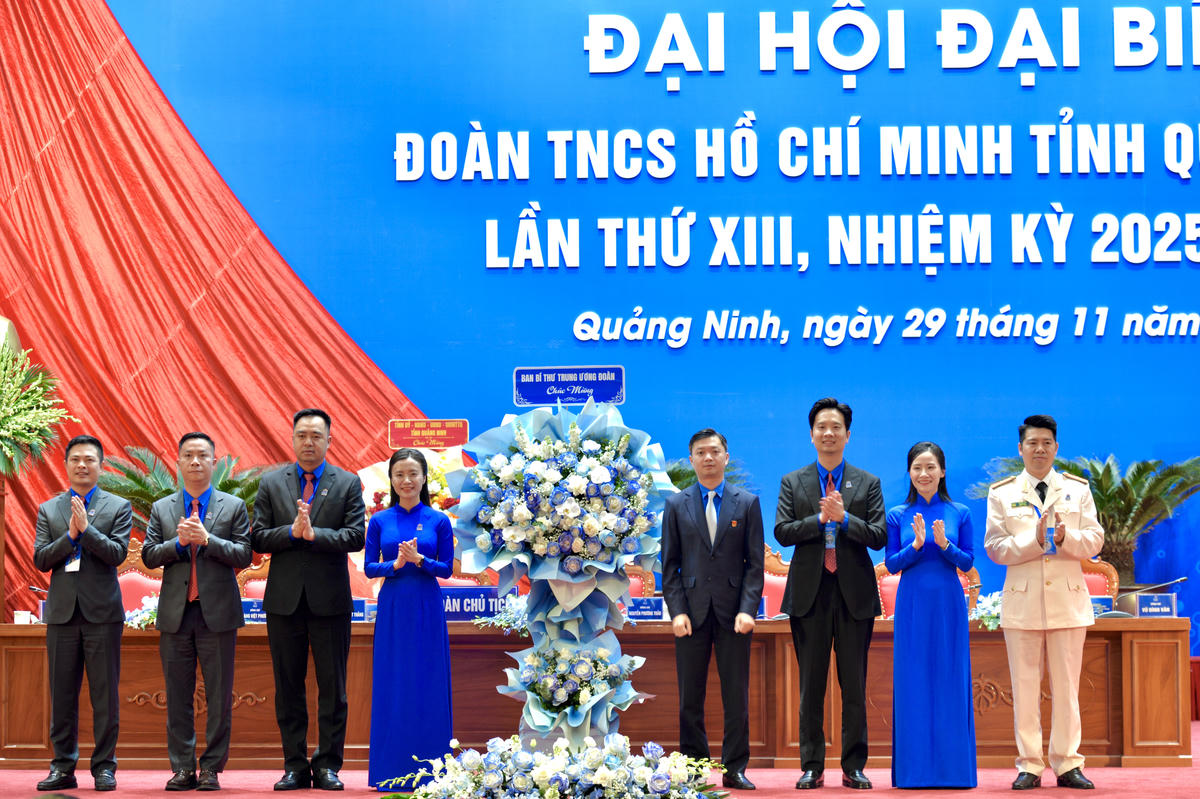 Anh Nguyễn Minh Triết, Bí thư BCH Trung ương Đoàn TNCS Hồ Chí Minh tặng hoa chúc mừng Đại hội. Ảnh: Ngọc Anh.