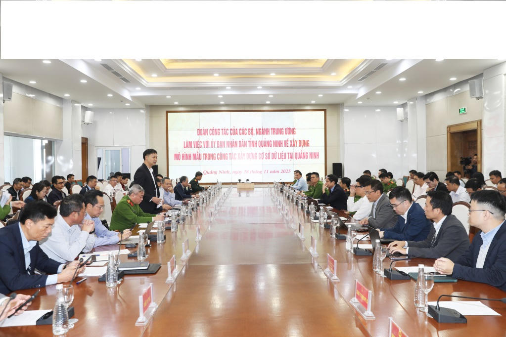 Quang cảnh buổi làm việc. Ảnh: Đỗ Phương.