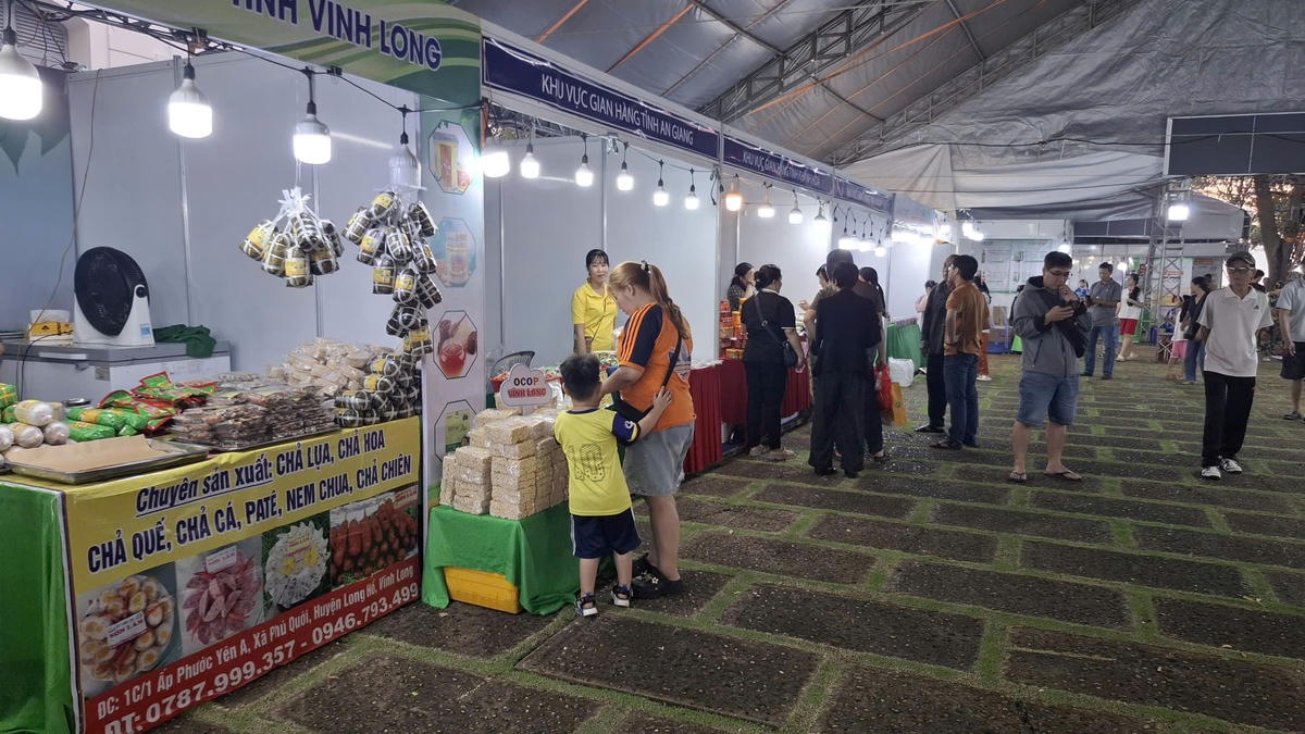 Hơn 100 gian hàng tham gia kết nối giao thương sản phẩm OCOP