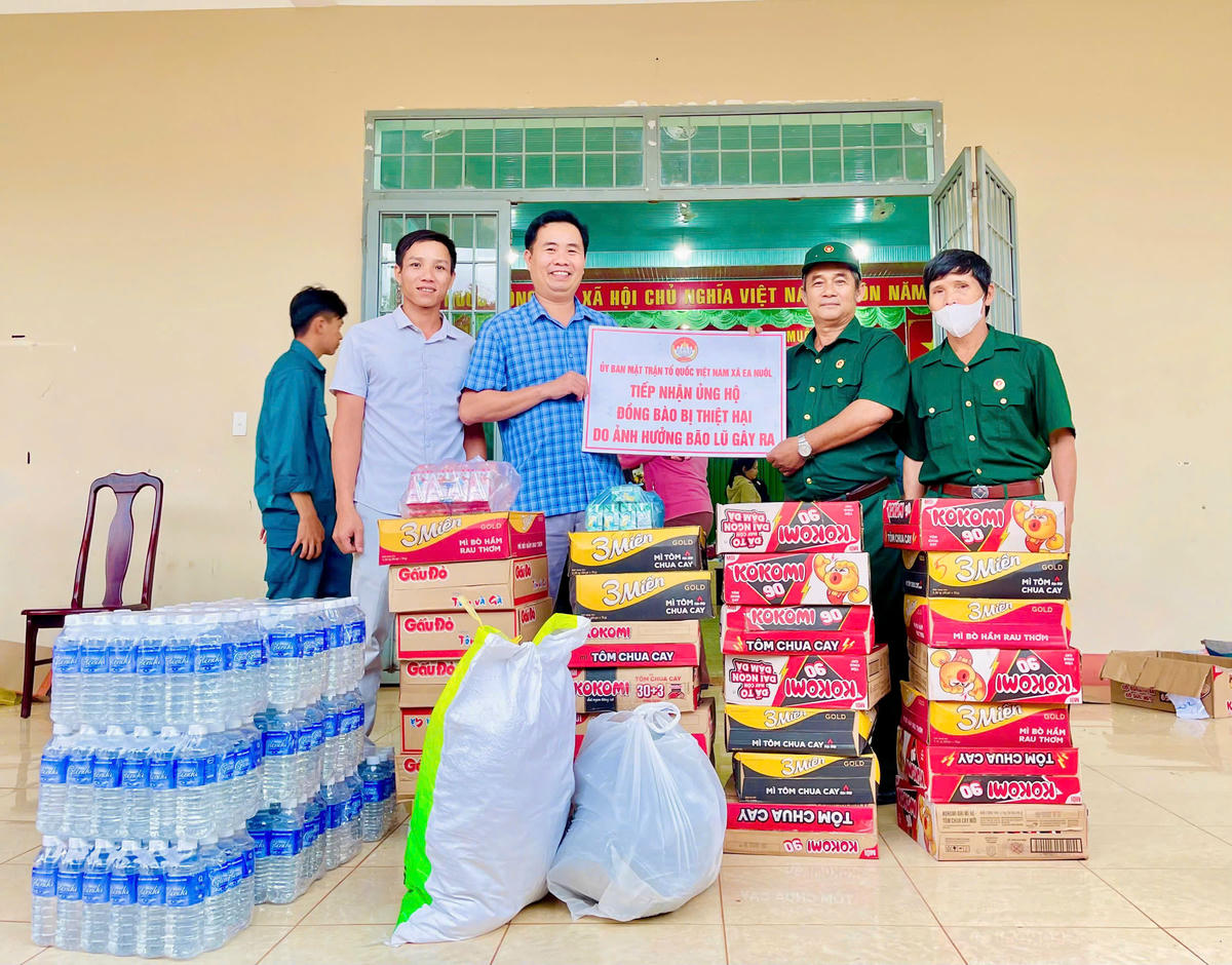 Ông Bùi Văn Vinh. Phó Bí thư Thường trực Đảng ủy xã Ea Nuôl tiếp nhận hàng cứu trợ. Ảnh: EN.