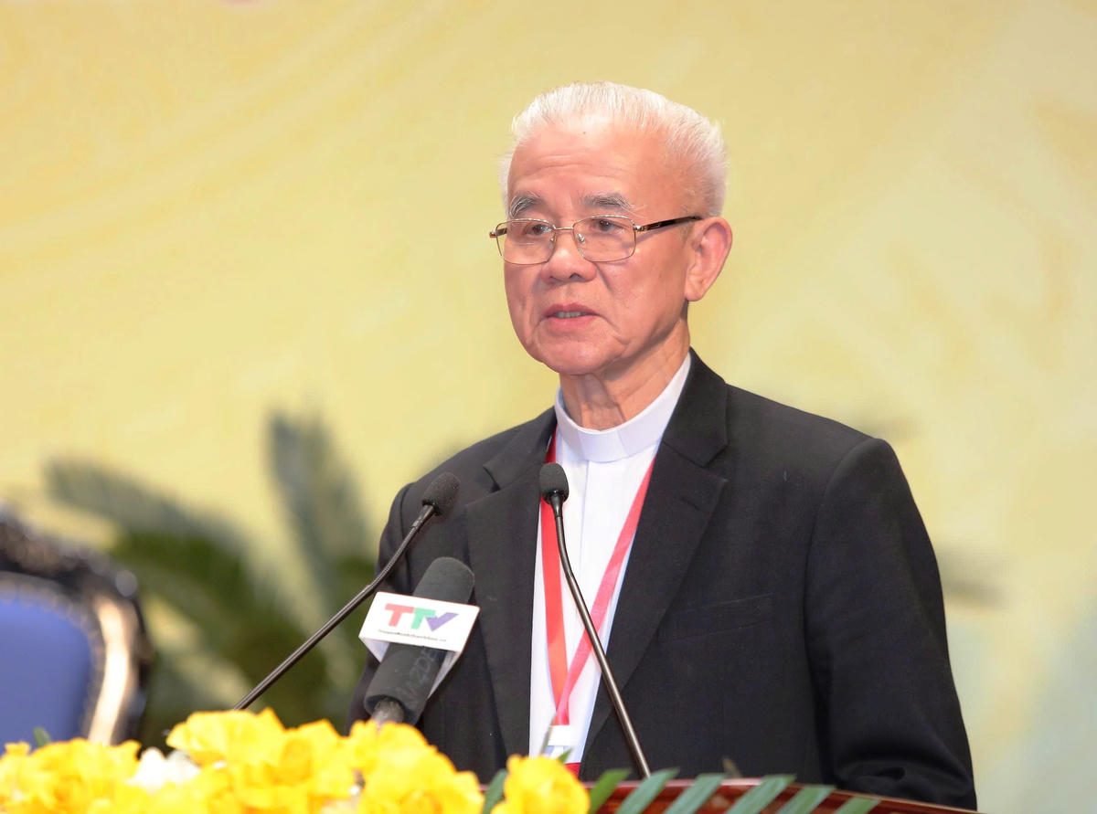 Linh mục Trần Xuân Mạnh, Phó Chủ tịch không chuyên trách Ủy ban Trung ương MTTQ Việt Nam, Chủ tịch Ủy ban ĐKCG Việt Nam phát biểu tại Đại hội. Ảnh: Nguyễn Chung.