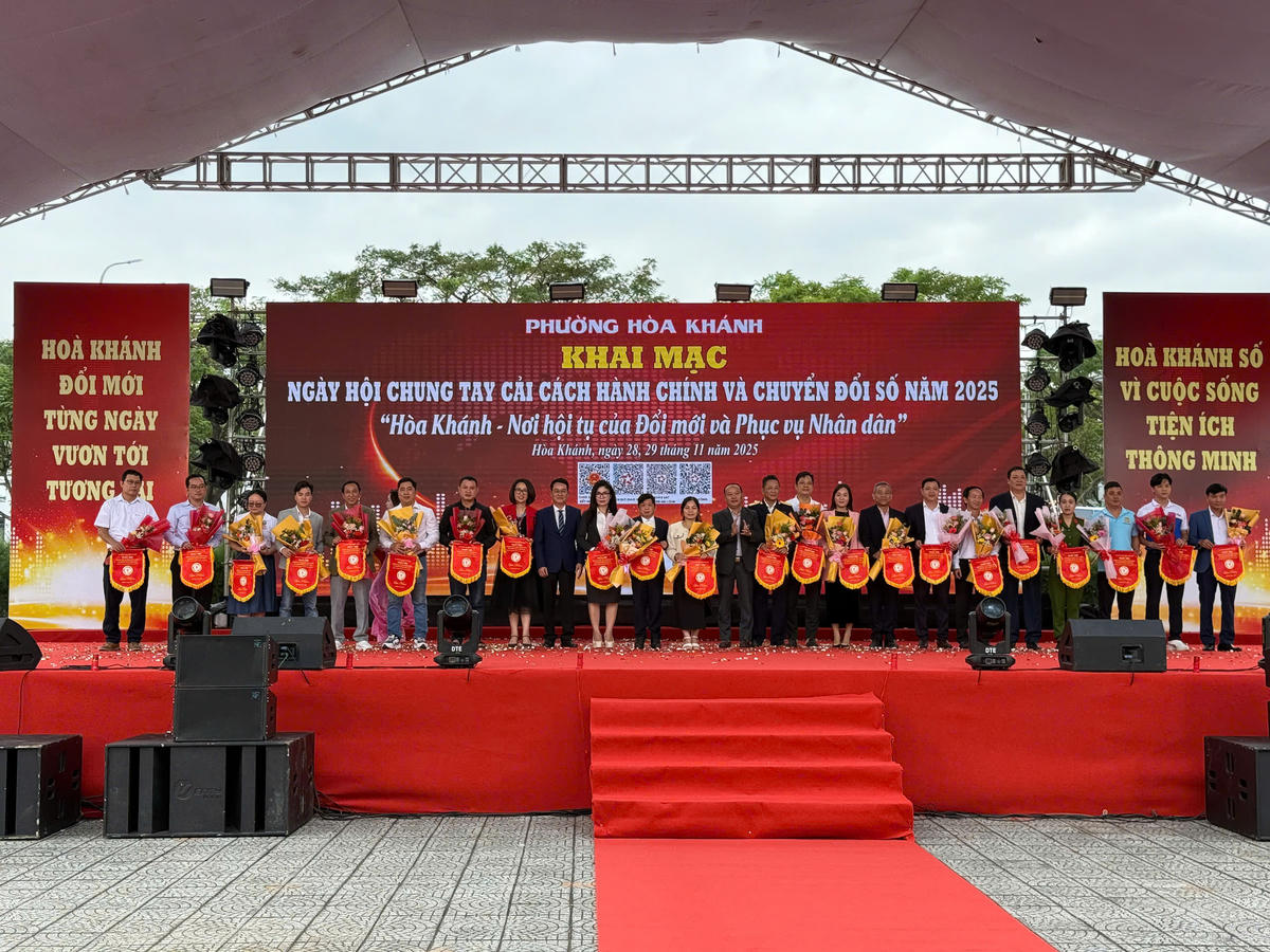 Khai mạc ngày hội chung tay cải cách hành chính và chuyển đổi số phường Hòa Khánh. Ảnh: Nguyễn Tú.