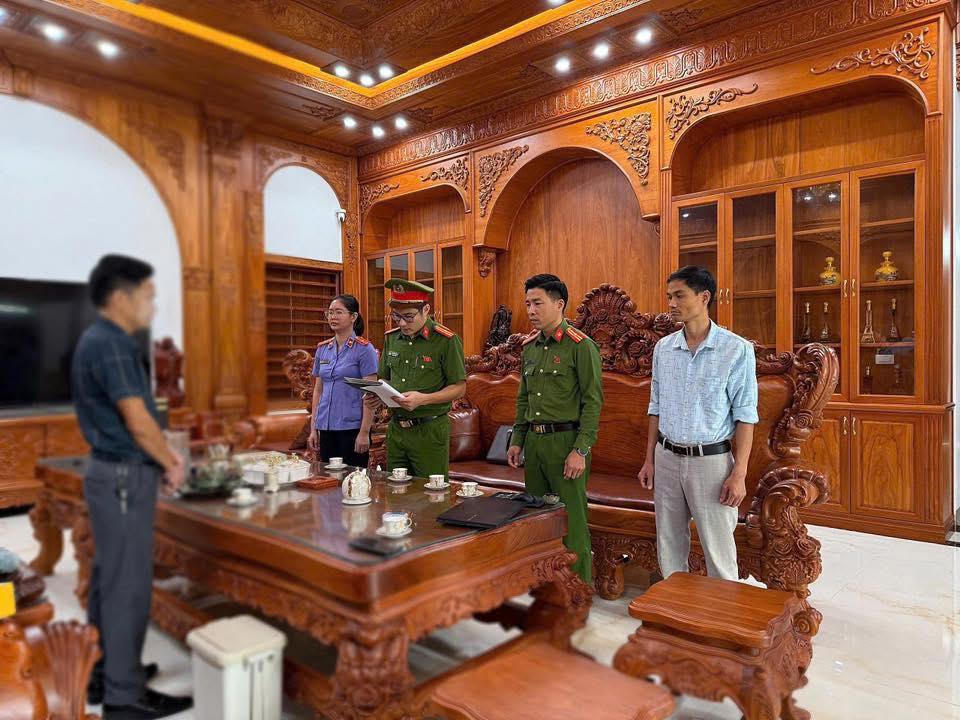 Lực lượng chức năng tiến hành các biện pháp tố tụng đối với bị can N.X.A. Ảnh: Công an tỉnh Tuyên Quang.