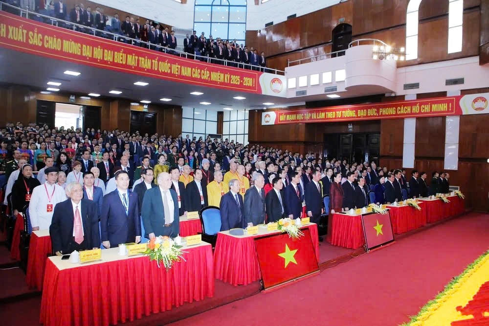 Các đại biểu thực hiện nghi thức chào cờ tại Đại hội. Ảnh: Nguyễn Chung.