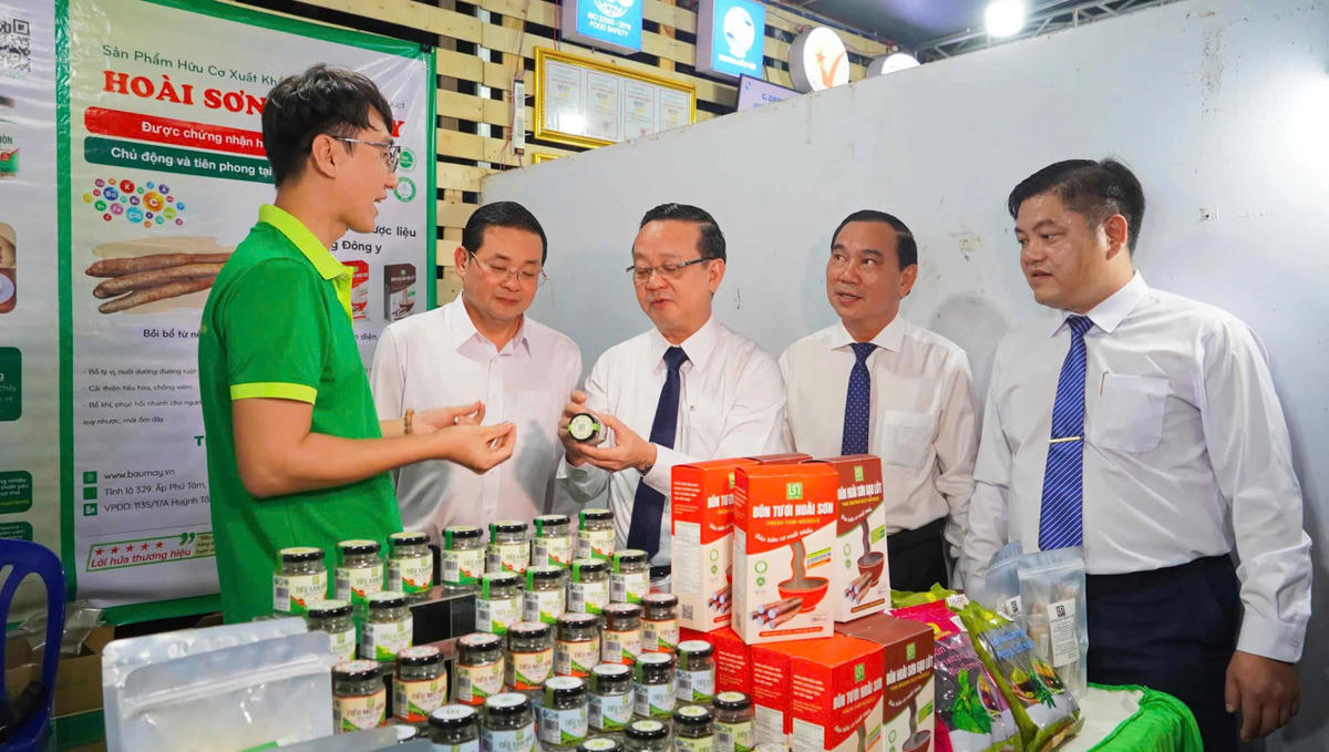 Đồng chí Bùi Minh Thạnh, Thành ủy viên, Phó Chủ tịch UBND Thành phố Hồ Chí Minh tham quan các gian hàng tại sự kiện kết nối giao thương sản phẩm OCOP Thành phố Hồ Chí Minh