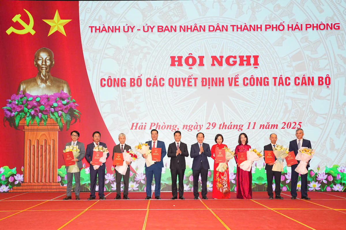 Bí thư Thành ủy Lê Tiến Châu tặng hoa và Chủ tịch UBND thành phố Lê Ngọc Châu trao Quyết định cho các cán bộ được nhận nhiệm vụ. Ảnh: ĐT.&nbsp;