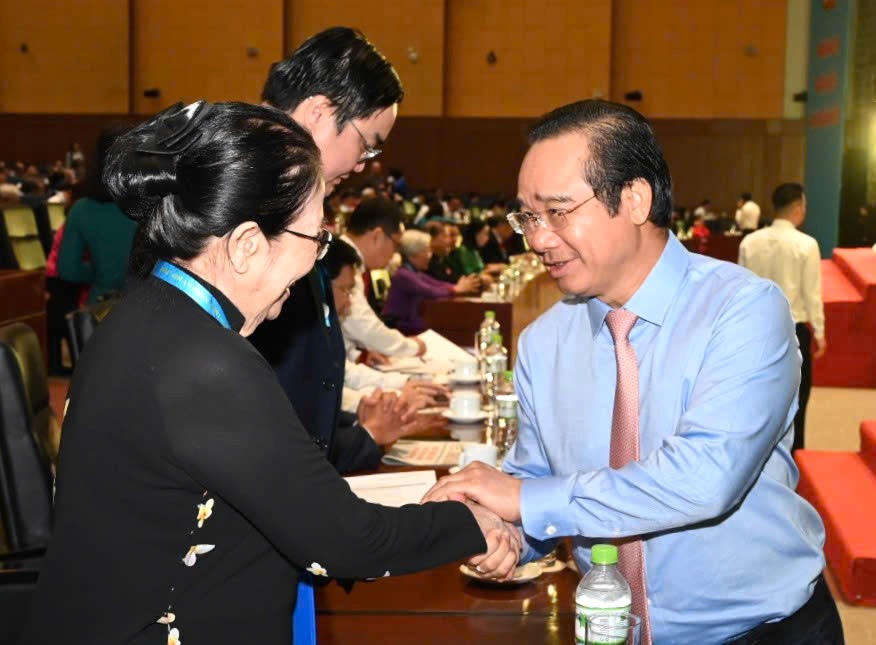 Ông Nguyễn Văn Được chúc mừng các đại biểu dự đại hội. Ảnh: Q.T.