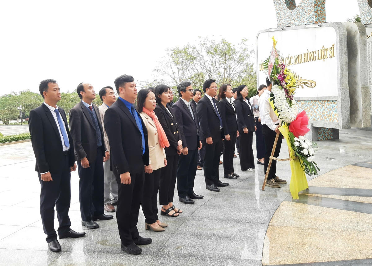 Đoàn đại biểu Ủy ban MTTQ Việt Nam TP Đà Nẵng dâng hoa, viếng hương tại&nbsp;Nghĩa trang liệt sĩ phía Nam, phường Quảng Phú. Ảnh: T. Thành.