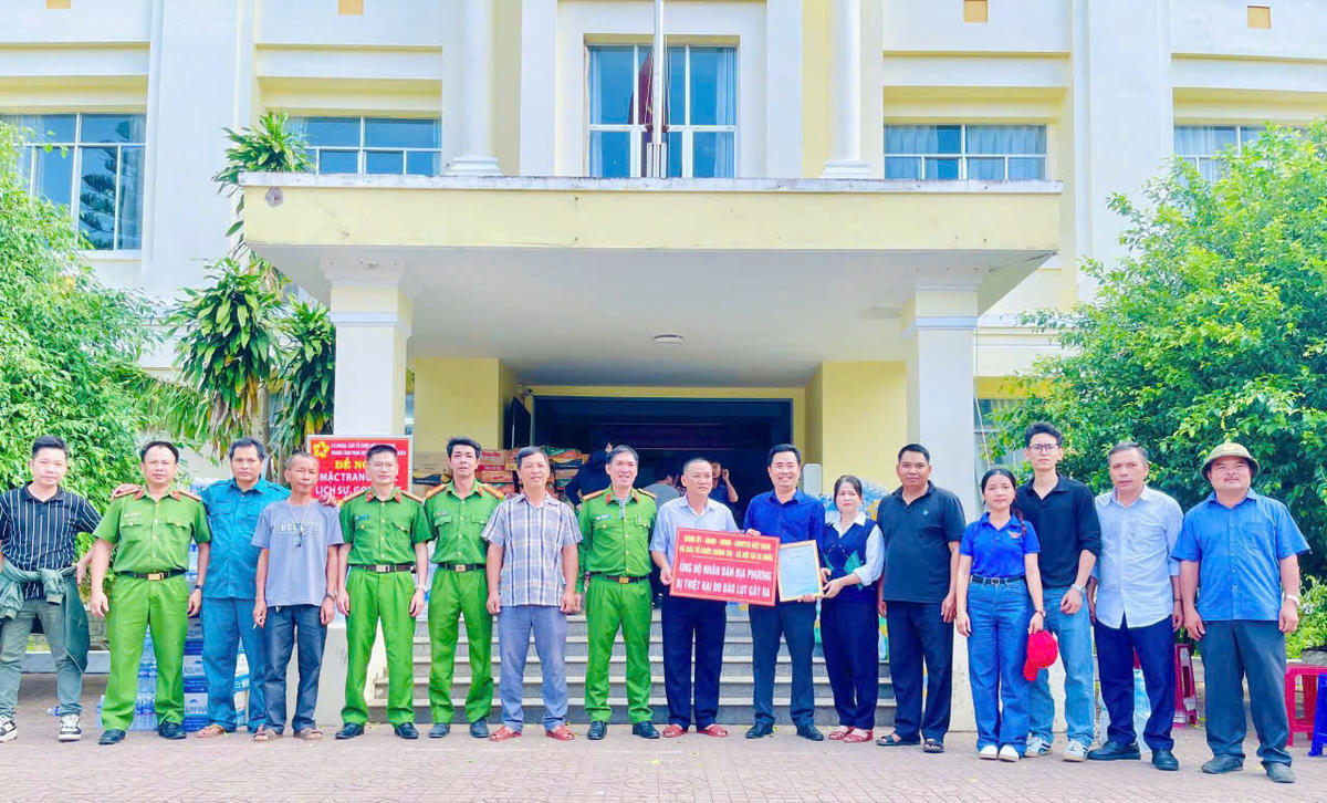 Đoàn công  tác trao quà cho xã Tuy An Nam để phát cho bà con vùng lũ. Ảnh: EN.