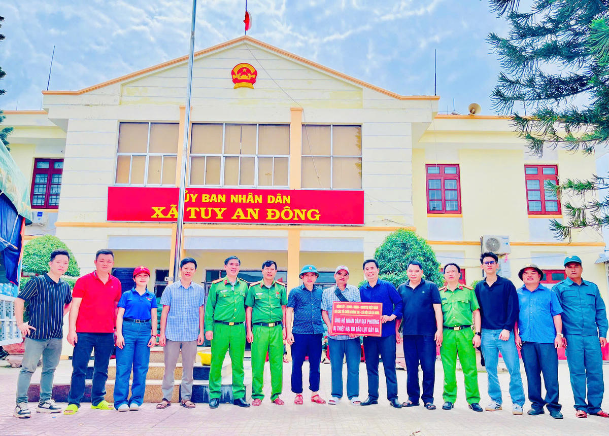 Đoàn công tác trao quà cho xã Tuy An Đông để phát cho bà con vùng lũ. Ảnh: EN.