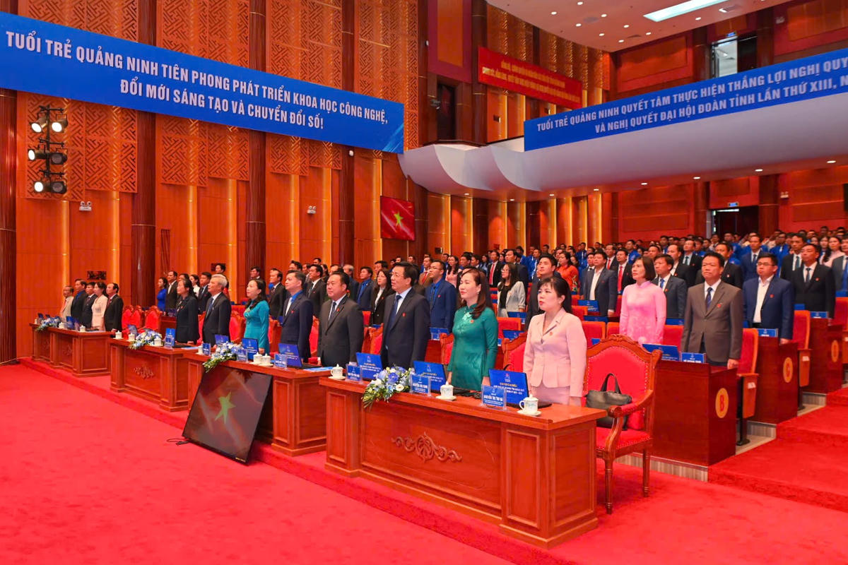 Các đại biểu thực hiện nghi lễ chào cờ. Ảnh: Ngọc Anh.