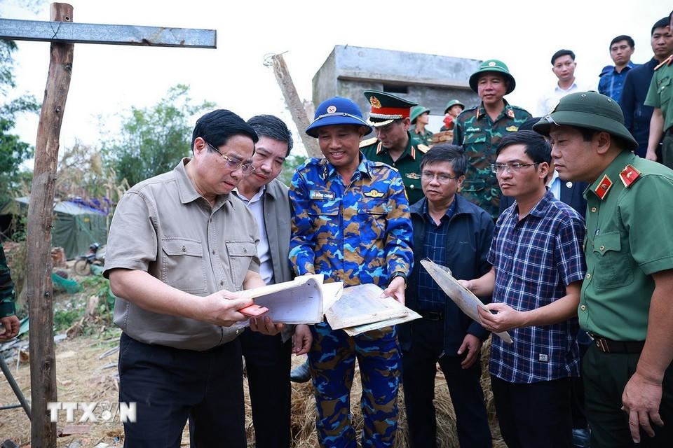 Thủ tướng Phạm Minh Chính thăm hộ gia đình có nhà bị sập hoàn toàn tại thôn Phú Hữu, xã Hòa Thịnh. (Ảnh: Dương Giang/TTXVN)
