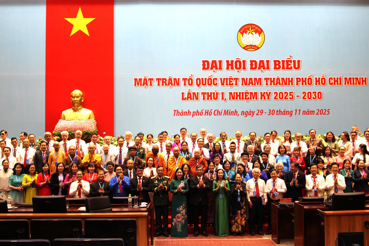 Các vị ủy viên Ủy ban Mặt trận Tổ quốc Việt Nam thành phố nhiệm kỳ mới. Ảnh: Q.Đ.