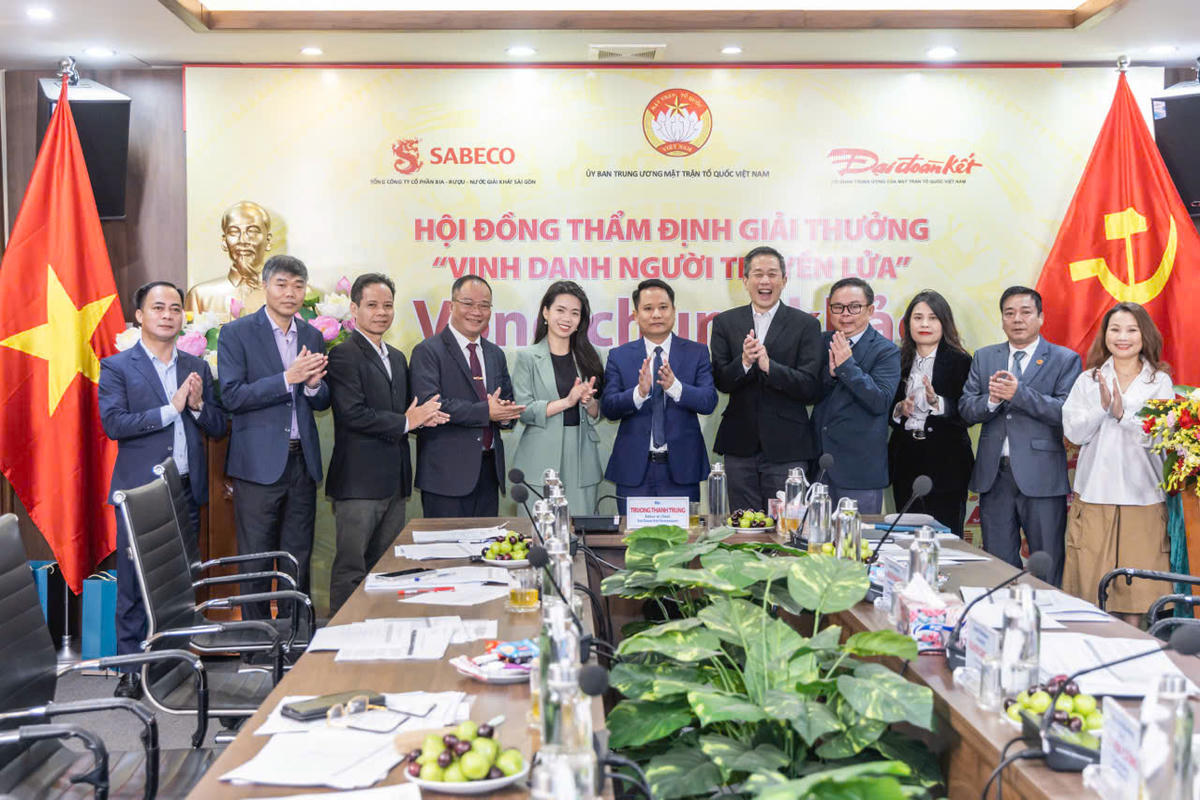 Tổng Biên tập Báo Đại đoàn kết Trương Thành Trung cùng Hội đồng thẩm định. Ảnh: Quang Vinh