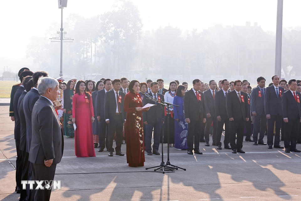 Chủ tịch Quốc hội Trần Thanh Mẫn và các Phó Chủ tịch Quốc hội báo công và vào lăng viếng Chủ tịch Hồ Chí Minh. (Ảnh: Doãn Tấn/TTXVN)