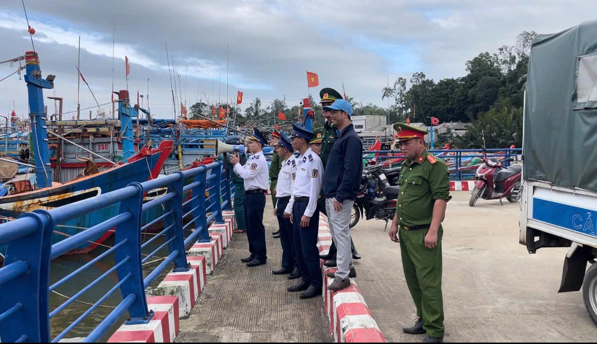 Lực lượng chức năng kêu gọi tàu thuyền Quảng Ngãi vào bờ trú tránh bão số 15. Ảnh: CV.