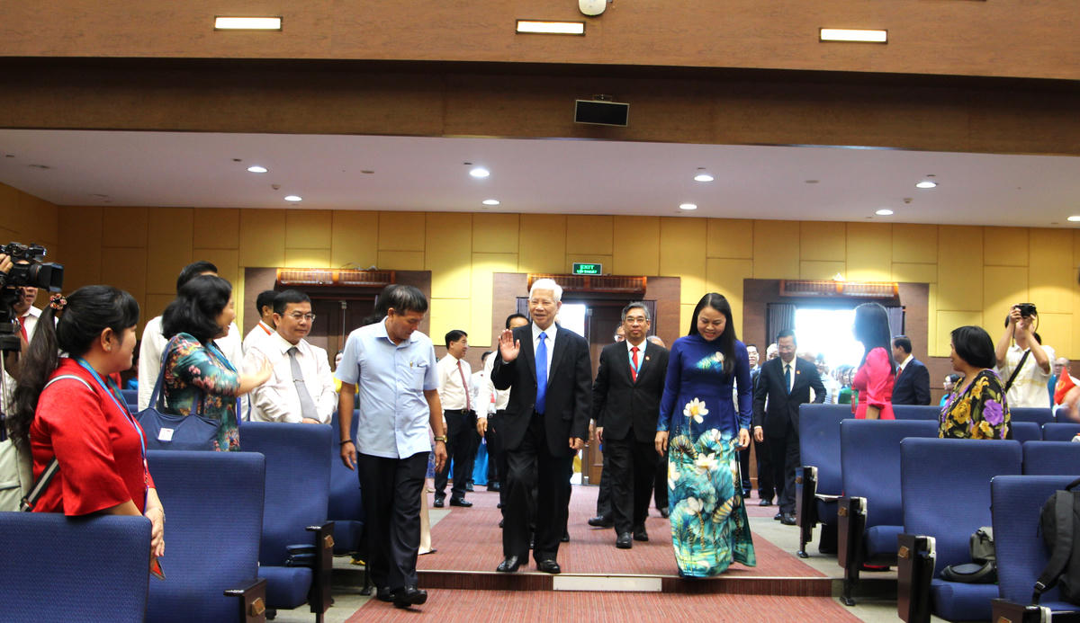 Nguyên Chủ tịch nước Nguyễn Minh Triết và Phó Chủ tịch - Tổng thư ký Uỷ ban Trung ương Mặt trận Tổ quốc Việt Nam Nguyễn Thị Thu Hà tiến vào hội trường dự đại hội. Ảnh: Q.Đ.