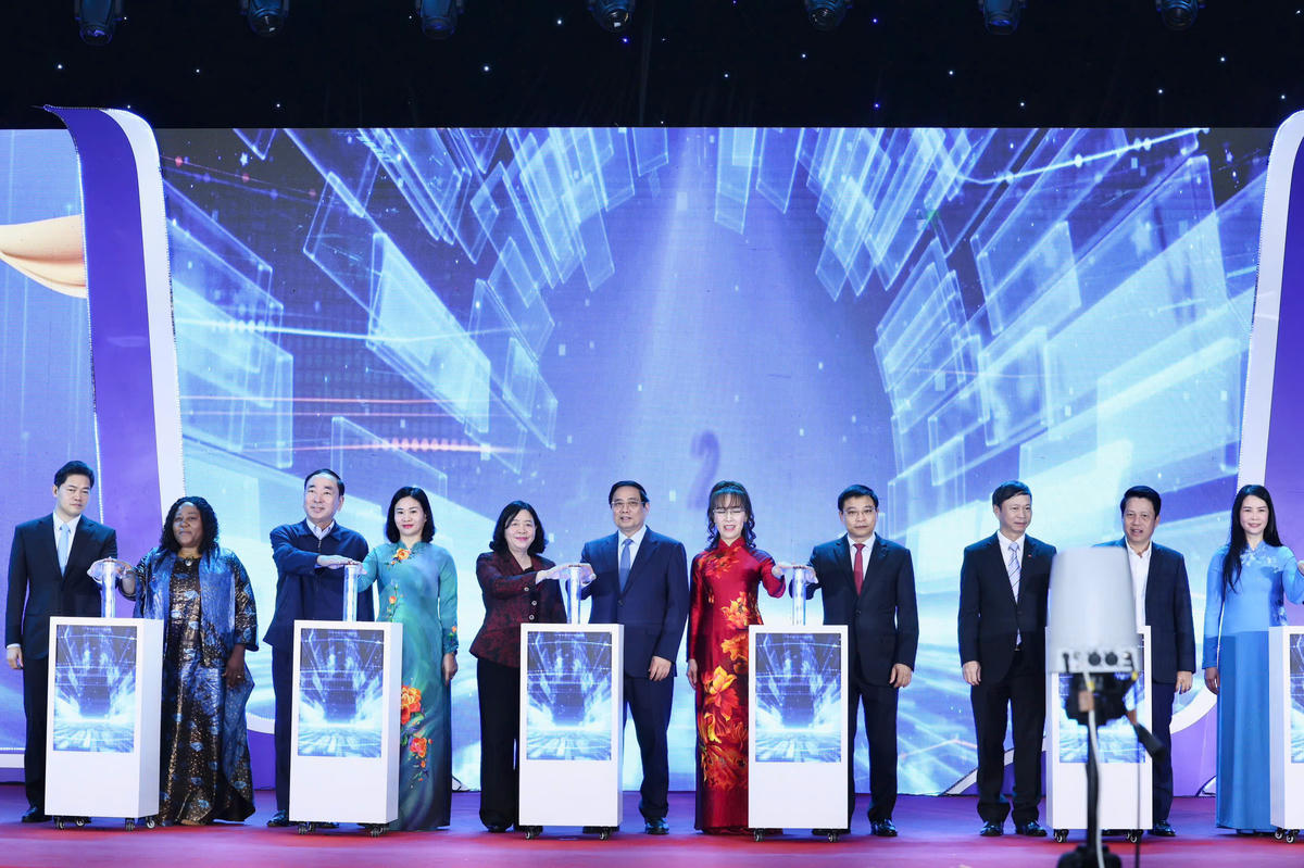 Thủ tướng Chính phủ Phạm Minh Chính, Chủ tịch UBTƯ MTTQ Việt Nam Bùi Thị Minh Hoài, Chủ tịch Hội Liên hiệp Phụ nữ Việt Nam Nguyễn Thị Tuyến và các đại biểu bấm nút triển khai Đề án Hỗ trợ phụ nữ khởi nghiệp giai đoạn 2026 - 2035. Ảnh: Thu Hà