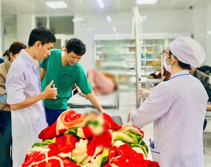 Các y, bác sĩ của&nbsp;Bệnh viện Đa khoa tỉnh Quảng Ngãi điều trị cho các em. Ảnh: CV.