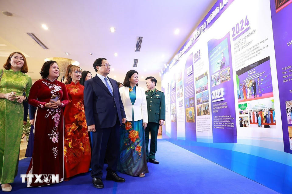Thủ tướng Phạm Minh Chính tham quan trưng bày về quá trình phát triển Đề án “Hỗ trợ phụ nữ khởi nghiệp giai đoạn 2017-2025." (Ảnh: Dương Giang/TTXVN).