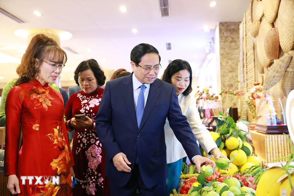 Thủ tướng Phạm Minh Chính tham quan trưng bày sản phẩm nông nghiệp, thủ công mỹ nghệ của các doanh nghiệp do phụ nữ khởi nghiệp. (Ảnh: Dương Giang/TTXVN).