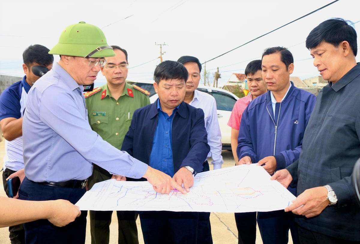 Ông Phạm Anh Tuấn, Chủ tịch UBND tỉnh Gia Lai (bên trái) khảo sát khu tái định cư xã Tuy Phước Đông. Ảnh: CV.