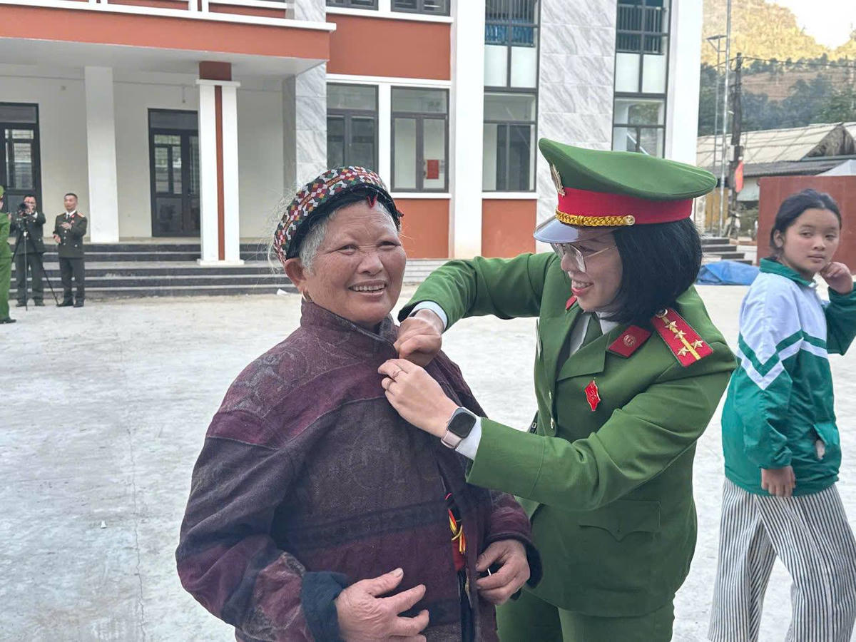 Đến người già, ai nấy đều vui vẻ. Ảnh: CALT.