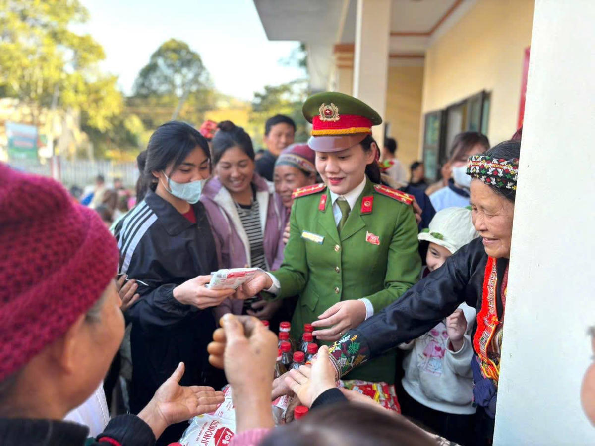 Mặt hàng là quần áo và nước mắm, mì chính, muối, bột ngọt... Ảnh: CALT.