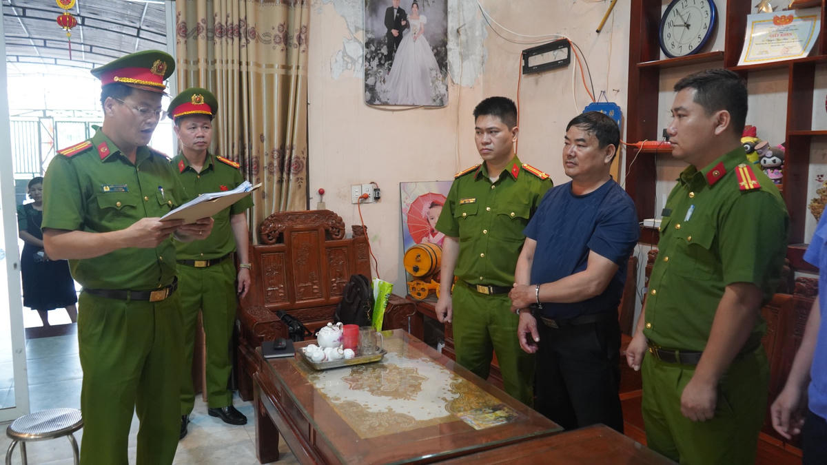 Cơ quan Cảnh sát điều tra Công an tỉnh Thái nguyên đọc lệnh bắt tạm giam Nguyễn Văn Trình. Ảnh: Công an Thái Nguyên.