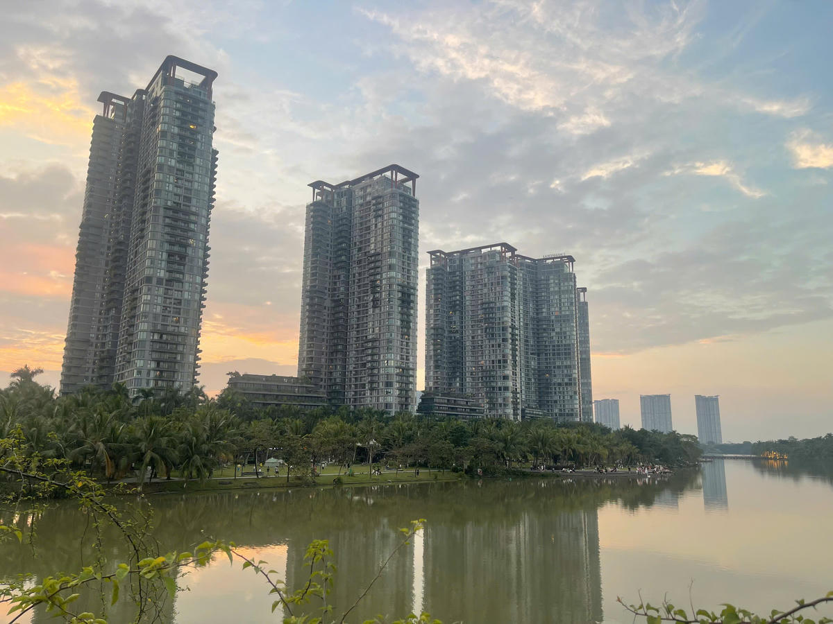 Giá bất động sản quá cao khiến giấc mơ có nhà của người dân vẫn xa vời. Ảnh: Thanh Xuân.