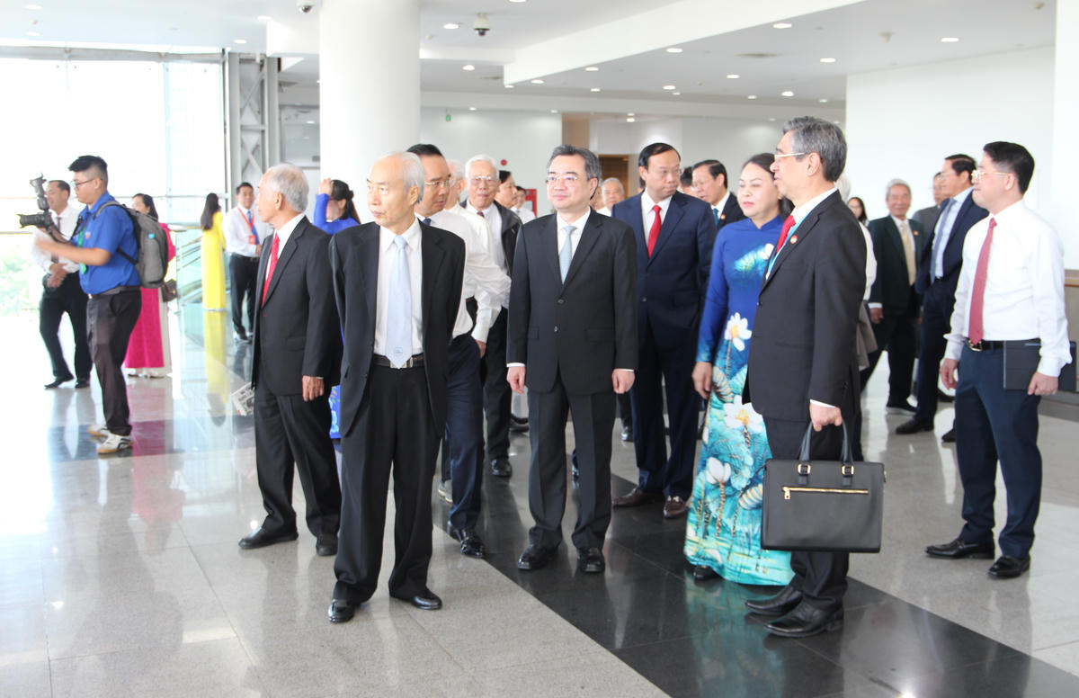 Các vị lãnh đạo, nguyên lãnh đạo Đảng, Nhà nước, Mặt trận Tổ quốc Việt Nam tới dự đại hội. Ảnh: Q.Đ.