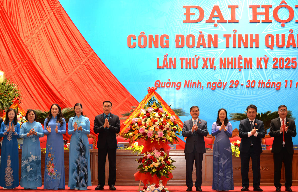 Chủ tịch UBND tỉnh Quảng Ninh Bùi Văn Khắng tặng hoa chúc mừng Đại hội. Ảnh: Ngọc Anh.