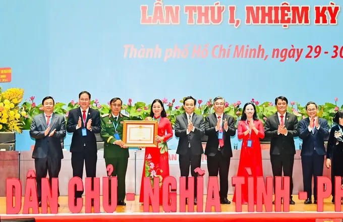 Trao Bằng khen của Thủ tướng Chính phủ cho Ủy ban Mặt trận Tổ quốc Việt Nam TP Hồ Chí Minh. Ảnh: V.D.
