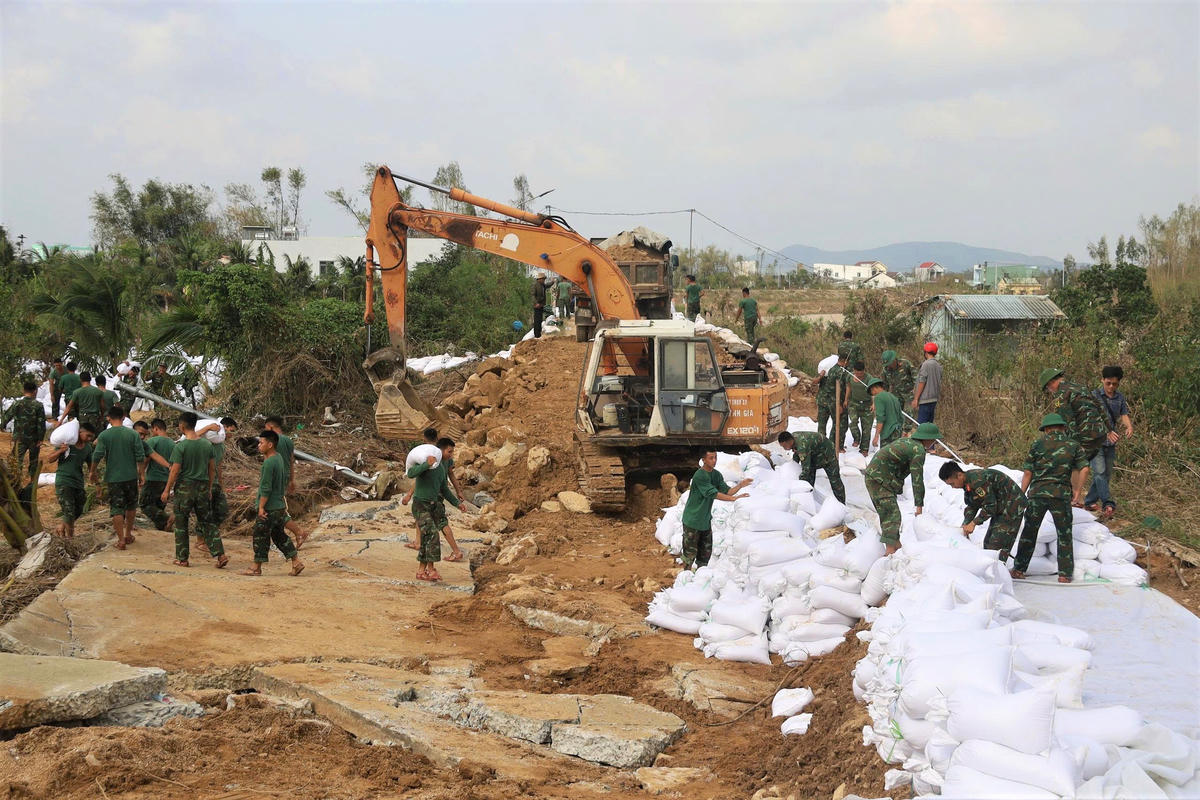 Bộ đội vá đê sông vỡ ở Luật Lễ, xã Tuy Phước, tỉnh Gia Lai. Ảnh: CV.