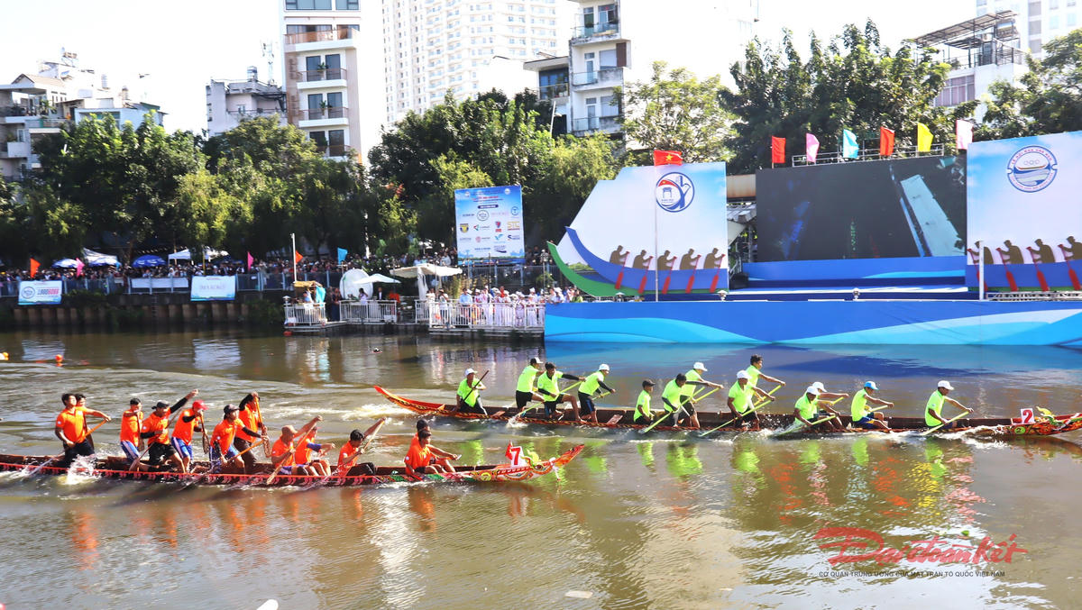 Hai đội đua ghe Ngo tranh tài ở vòng từ kết tại lễ hội. Ảnh: Hồng Phúc.