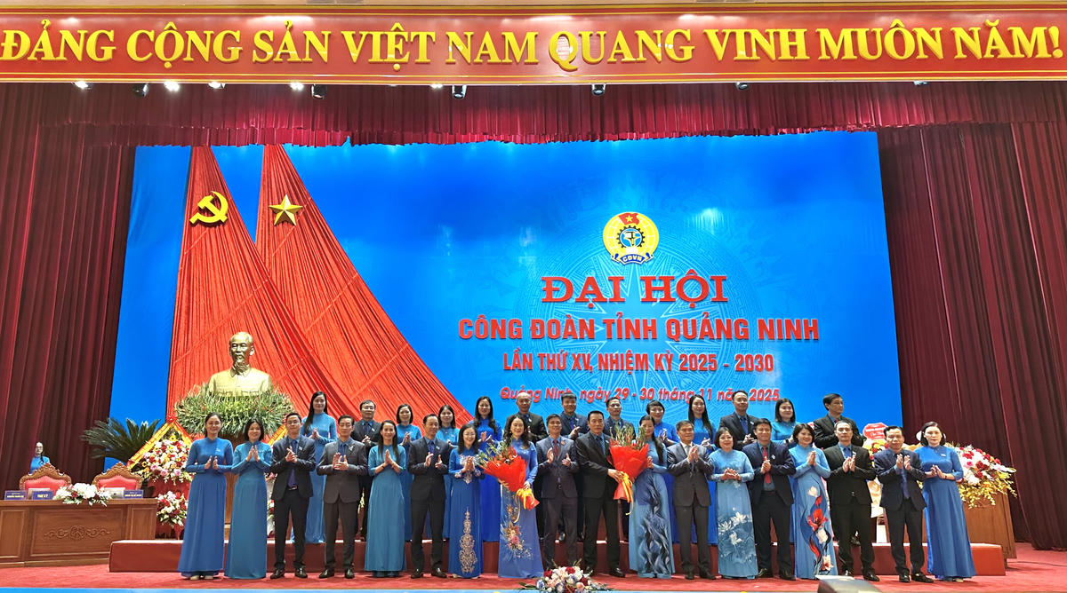 Lãnh đạo Tổng LĐLĐ Việt Nam và tỉnh Quảng Ninh tặng hoa chúc mừng&nbsp;Ban Chấp hành LĐLĐ tỉnh Quảng Ninh khoá XV, nhiệm kỳ 2025 – 2030.