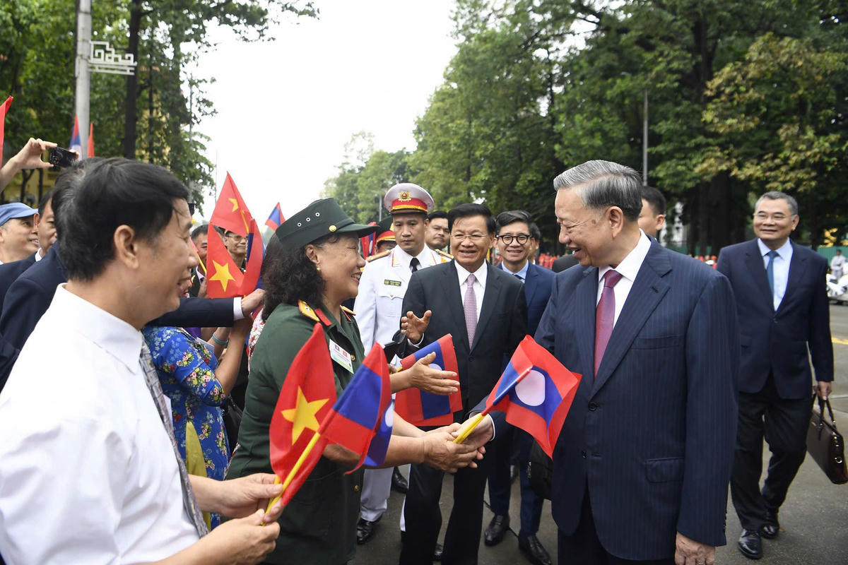 Tổng Bí thư Tô Lâm và Tổng Bí thư, Chủ tịch nước Thongloun Sisoulith với nhân dân Thủ đô hồi tháng 9/2024. Ảnh: Phạm Hải