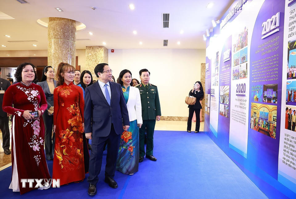 Thủ tướng Phạm Minh Chính tham quan trưng bày về quá trình phát triển Đề án “Hỗ trợ phụ nữ khởi nghiệp giai đoạn 2017-2025.” (Ảnh: Dương Giang/TTXVN).