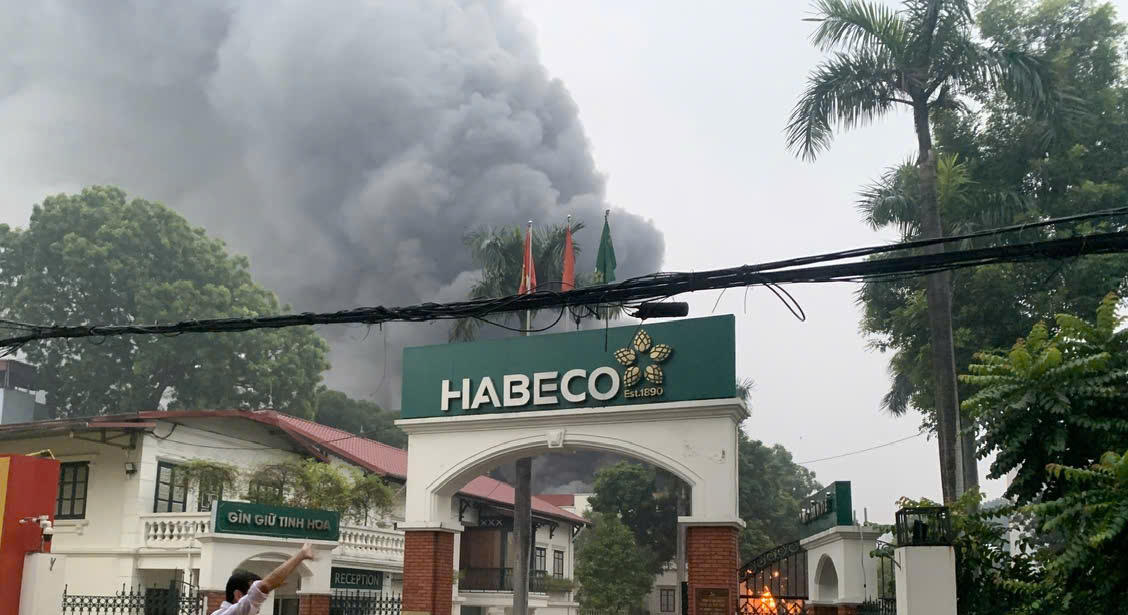 Theo thông tin ban đầu, đám cháy bùng phát từ bên trong khu vực nhà xưởng của nhà máy. 