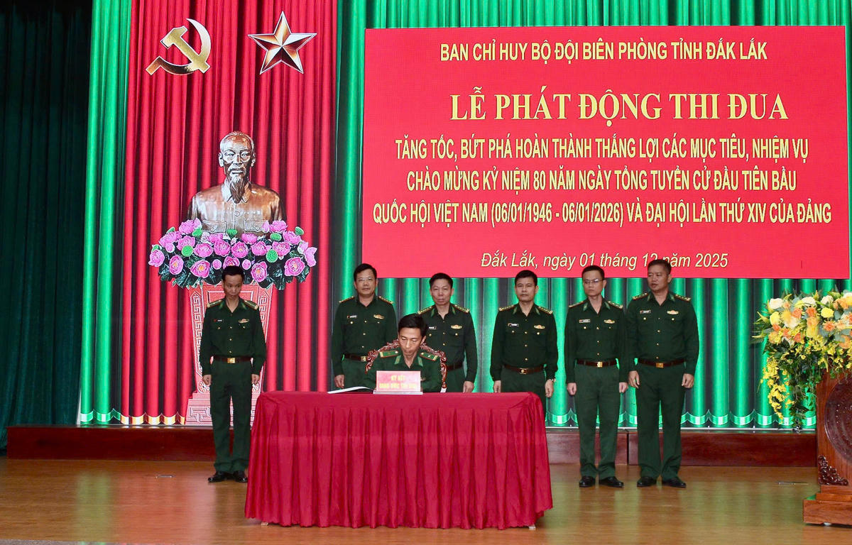 Các cơ quan đơn vị ký kết giao ước thi đua ngay sau lễ phát động. Ảnh: Thùy Dung.