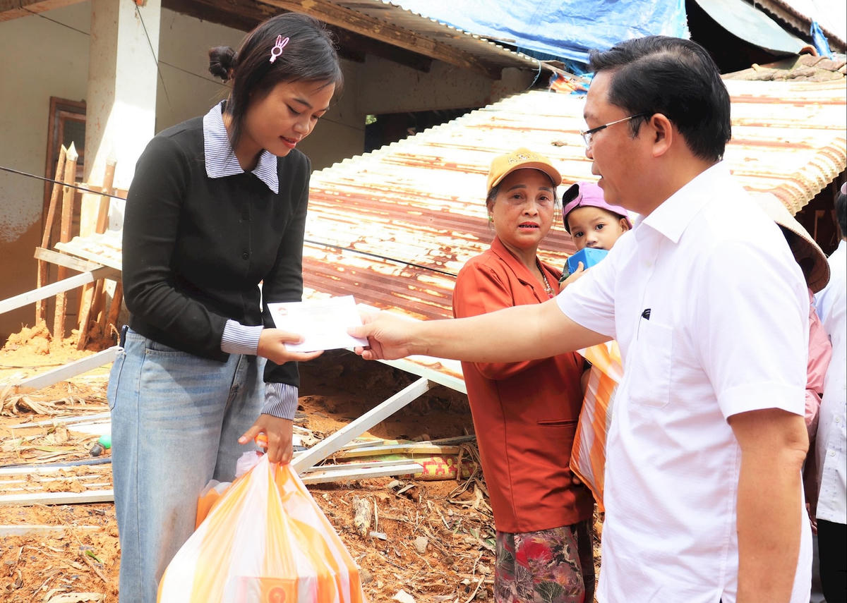 Chủ tịch Ủy ban MTTQ Việt Nam TP&nbsp; Đà Nẵng Lê Trí Thanh thăm hỏi, tặng quà cho gia đình chị Đinh Thị Lém. Ảnh: CV.