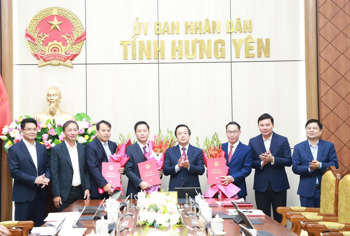 Chủ tịch UBND tỉnh Hưng Yên Phạm Quang Ngọc (người đứng giữa) cùng tập thể lãnh đạo UBND tỉnh chúc mừng các cán bộ vừa được điều động, bổ nhiệm giữ chức vụ mới. Ảnh: Đào Ban.