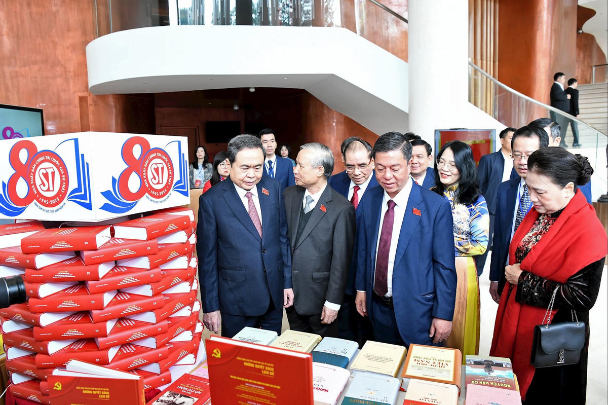 Chủ tịch Quốc hội Trần Thanh Mẫn và các đại biểu tham quan triển lãm sách, ảnh kỷ niệm 80 năm Ngày truyền thống Nhà xuất bản Chính trị quốc gia Sự thật. Ảnh: Lâm Hiển.