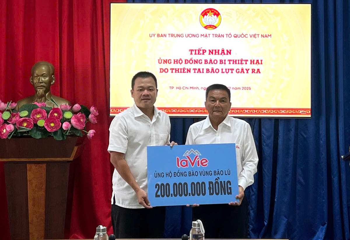 Ông Nguyễn Hải Nam tiếp nhận ủng hộ từ đại diện Công ty TNHH La Vie. Ảnh: Q.Đ.. 