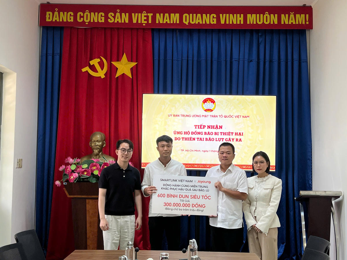Công ty Smart-Link Việt Nam và nhãn hàng Joyoung trao bảng ủng hộ đồng bào cho đại diện Văn phòng Uỷ ban Trung ương Mặt trận Tổ quốc Việt Nam. Ảnh: Q.Định