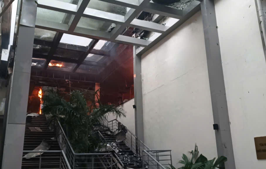 

Một số nhân chứng sống gần khu vực nhà máy cho biết họ thấy khói đen bốc cao và nghe tiếng còi báo động vang lên liên tục.