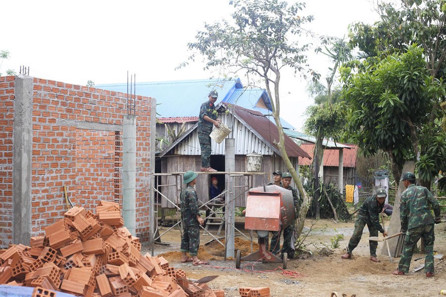 Lực lượng quân đội tỉnh Gia Lai hỗ trợ xây dựng nhà mới cho nhân dân có nhà bị sập hoàn toàn do bão lũ vừa qua. Ảnh: CV.