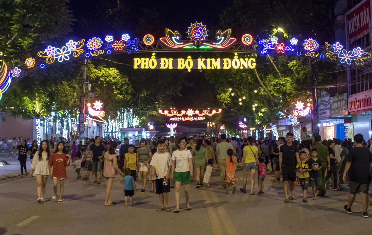 Phố đi bộ Kim Đồng luôn thu hút khách du lịch.